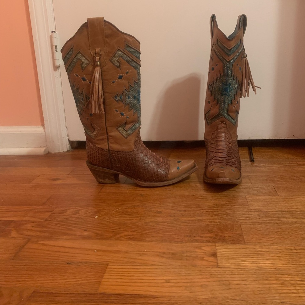 Vintage corral. Beautiful jute inlay, snake skin toes, tassel detail on sides